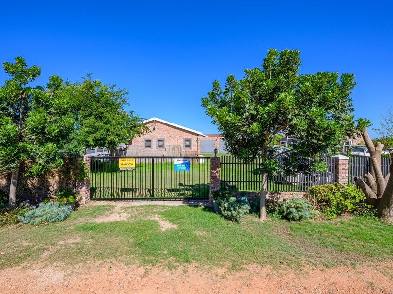 Spacious 4-Bedroom Home Near the Sundays River with Exceptional Entertaining Features - Photo 2