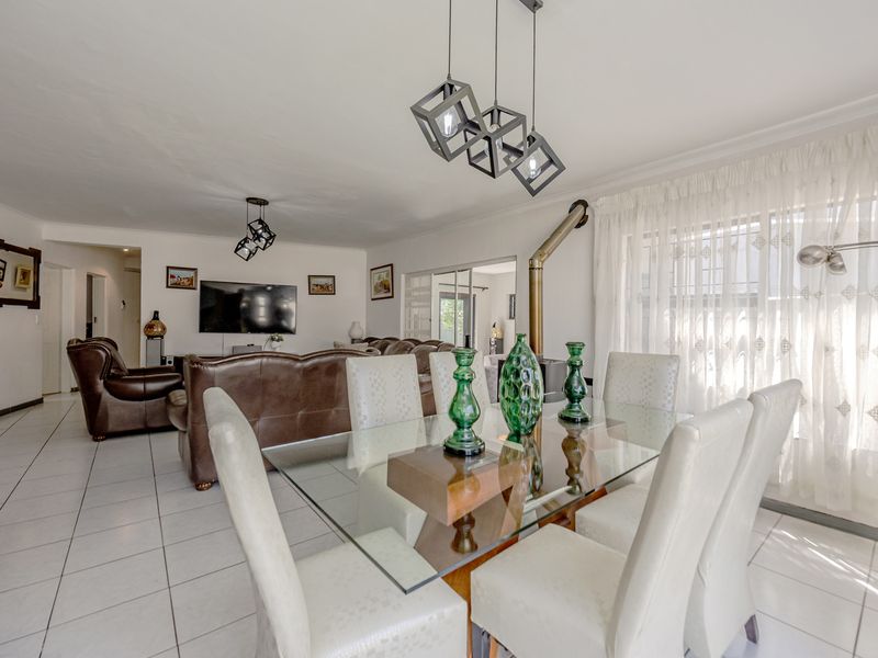 Stunning 3-bedroom Gated Estate in Wilgeheuwel, Roodepoort—Luxury Living Awaits! Don't miss out! - Photo 5