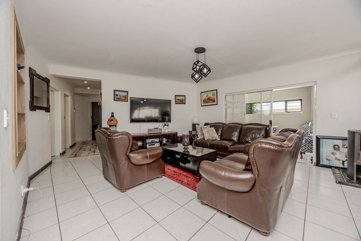 Stunning 3-bedroom Gated Estate in Wilgeheuwel, Roodepoort—Luxury Living Awaits! Don't miss out! - Photo 4