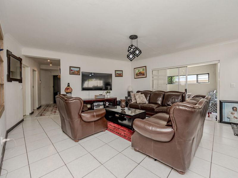 Stunning 3-bedroom Gated Estate in Wilgeheuwel, Roodepoort—Luxury Living Awaits! Don't miss out! - Photo 4