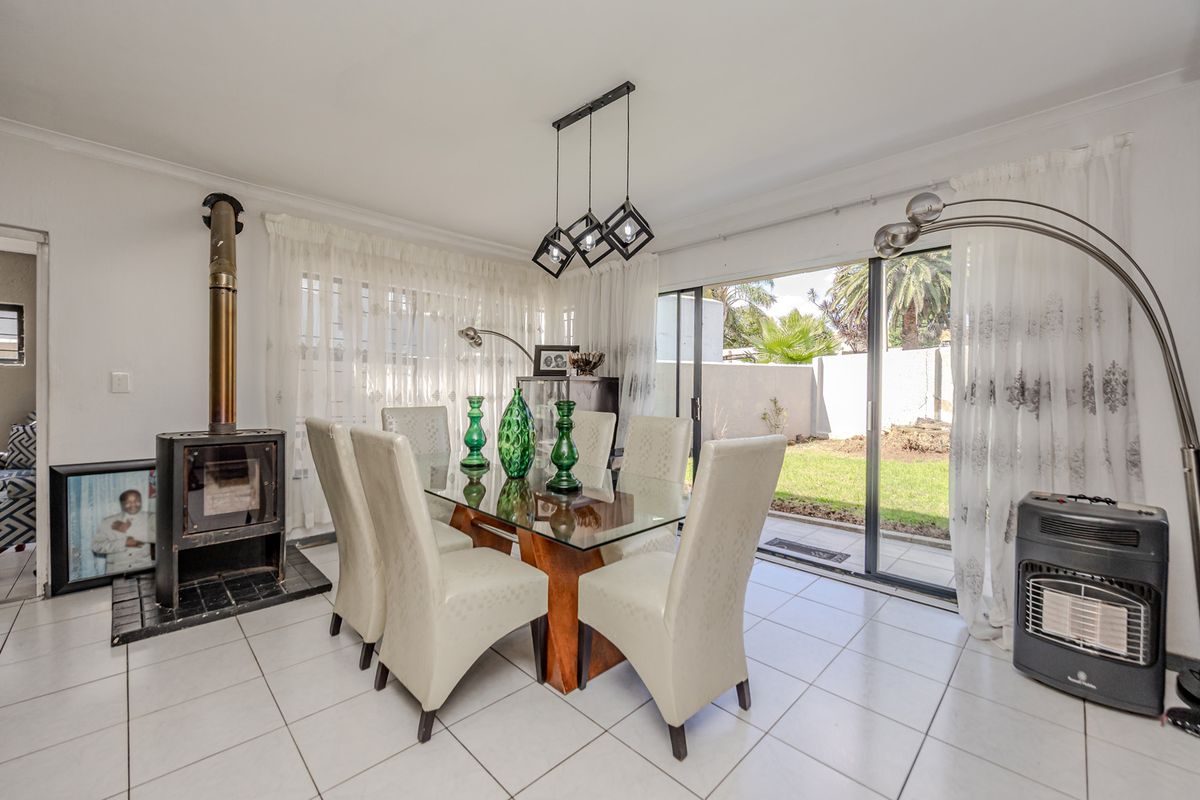 Stunning 3-bedroom Gated Estate in Wilgeheuwel, Roodepoort—Luxury Living Awaits! Don't miss out! - Photo 3