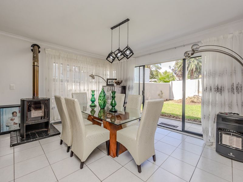 Stunning 3-bedroom Gated Estate in Wilgeheuwel, Roodepoort—Luxury Living Awaits! Don't miss out! - Photo 3