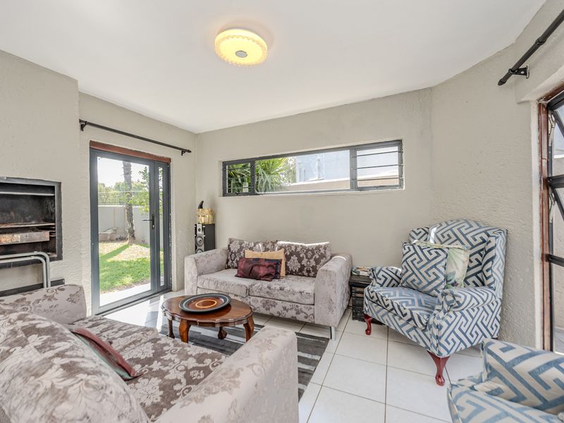 Stunning 3-bedroom Gated Estate in Wilgeheuwel, Roodepoort—Luxury Living Awaits! Don't miss out! - Photo 6