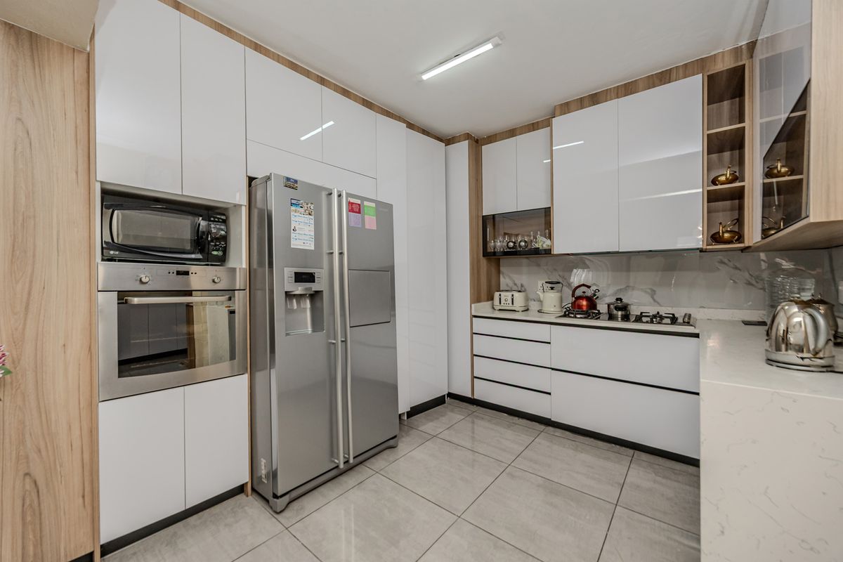 Stunning 3-bedroom Gated Estate in Wilgeheuwel, Roodepoort—Luxury Living Awaits! Don't miss out! - Photo 2