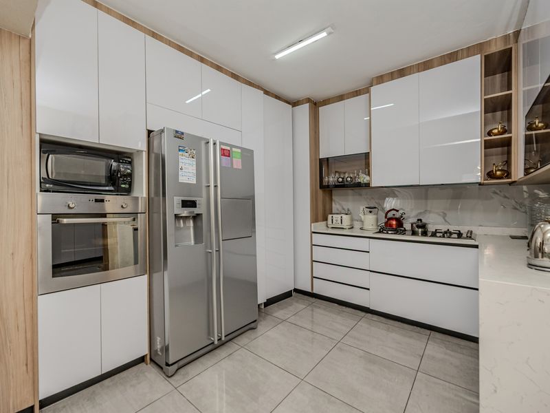 Stunning 3-bedroom Gated Estate in Wilgeheuwel, Roodepoort—Luxury Living Awaits! Don't miss out! - Photo 2