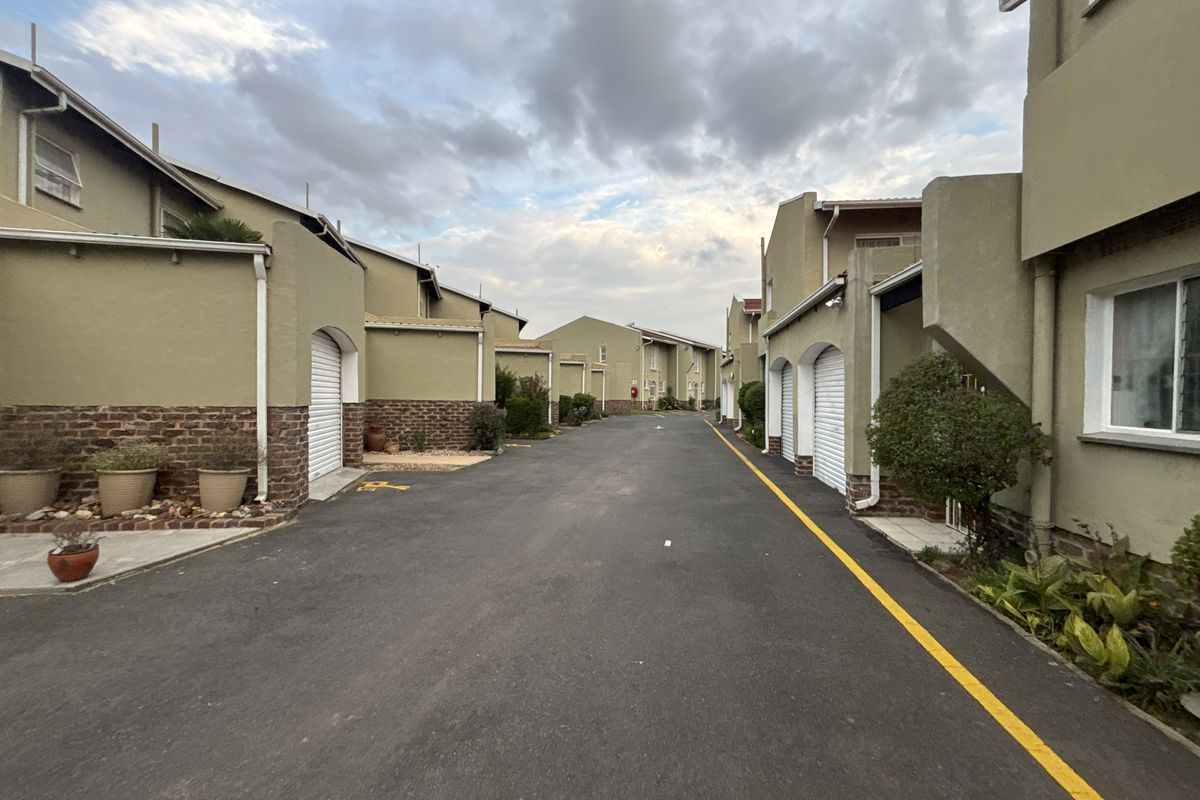 Investor Opportunity – 3 Bedroom Townhouse with Long-Term Tenants - Photo 3