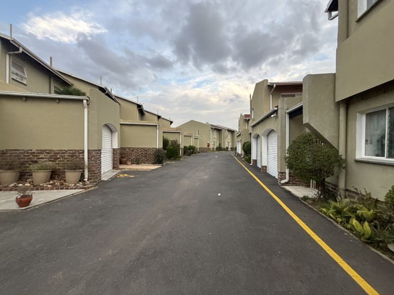 Investor Opportunity – 3 Bedroom Townhouse with Long-Term Tenants - Photo 3