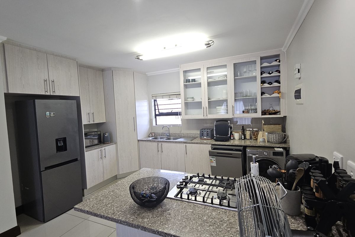 A SMART BUY YOU CAN'T AFFORD TO MISS IN CROWTHORNE! - Photo 5