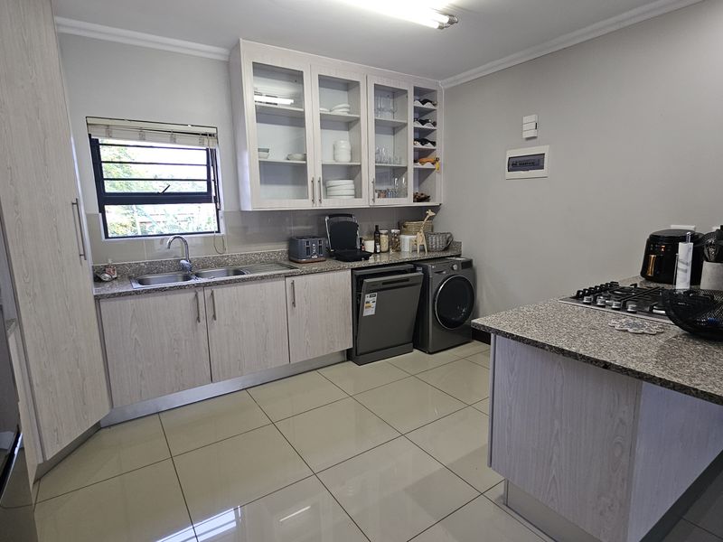 A SMART BUY YOU CAN'T AFFORD TO MISS IN CROWTHORNE! - Photo 6