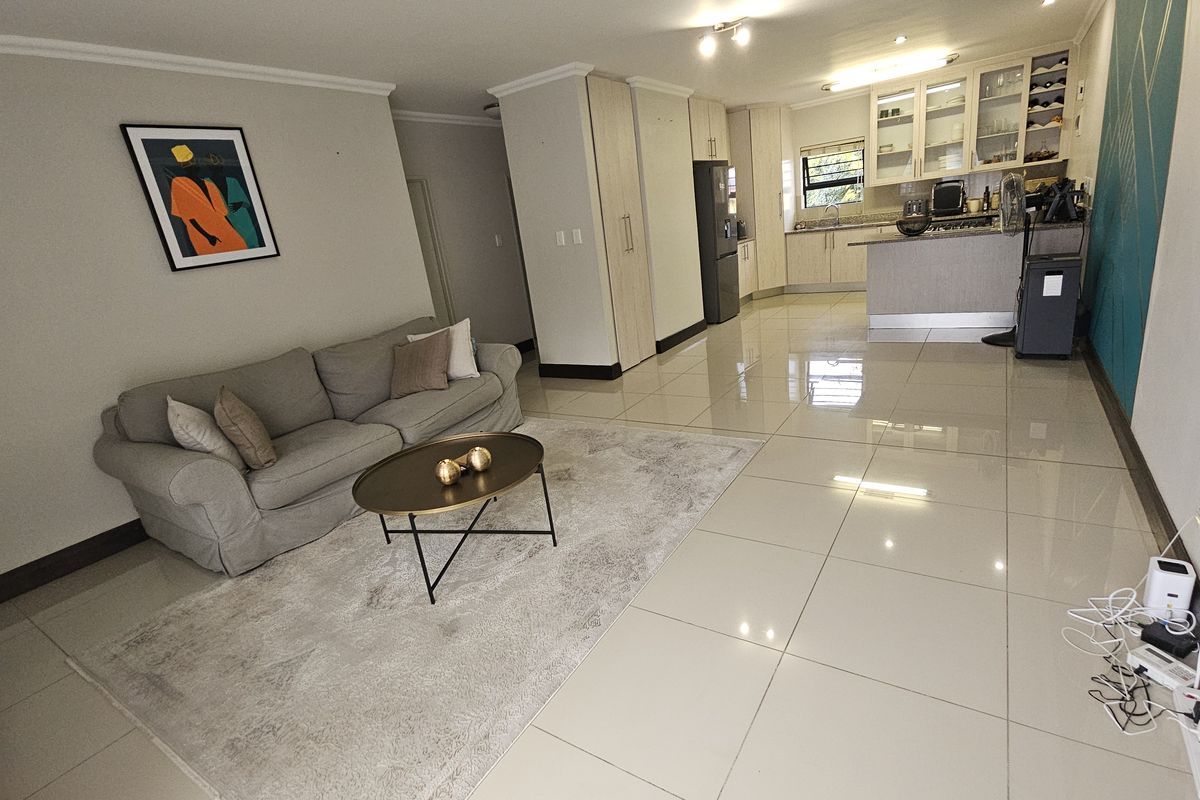 A SMART BUY YOU CAN'T AFFORD TO MISS IN CROWTHORNE! - Photo 3