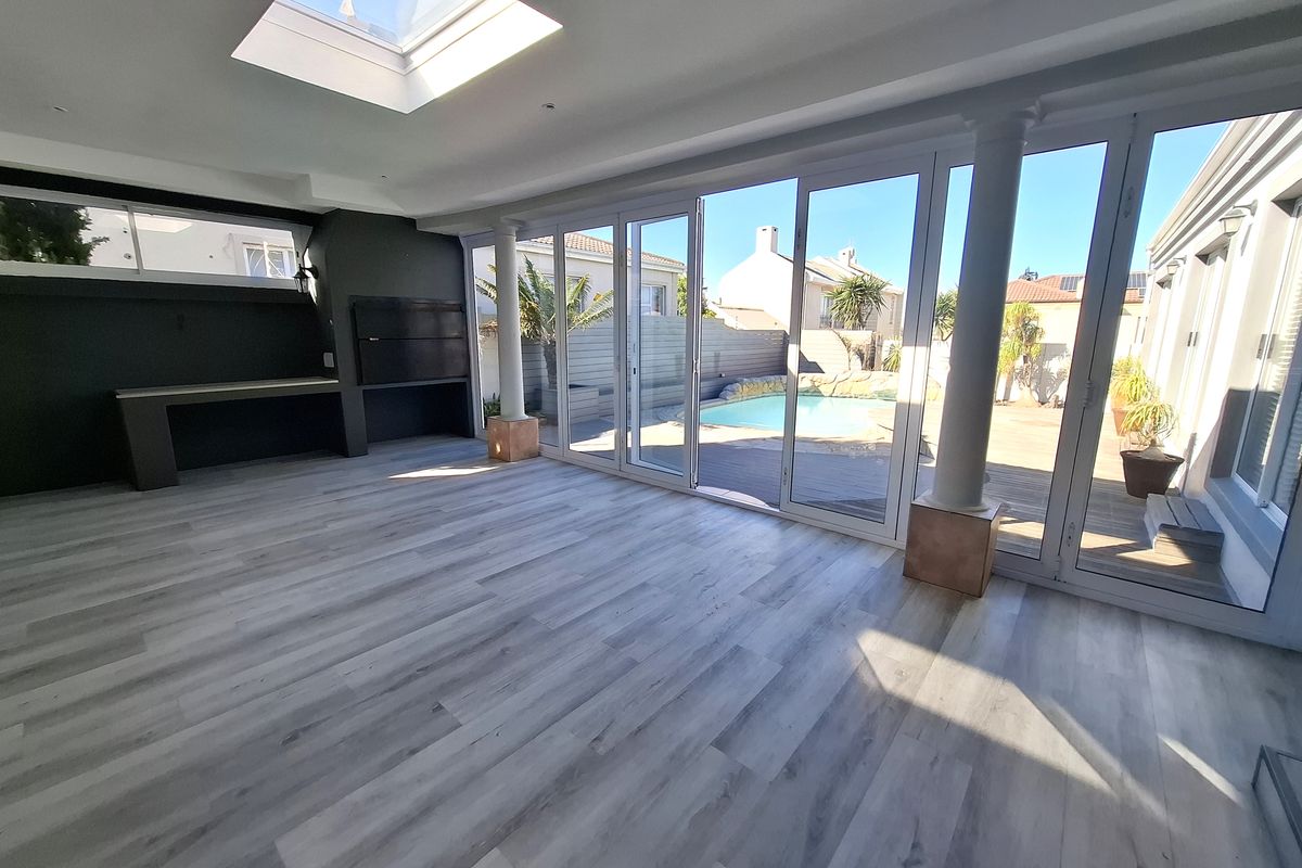 Elegant Four Bedroom Family Home in West Beach, Blouberg - Photo 3