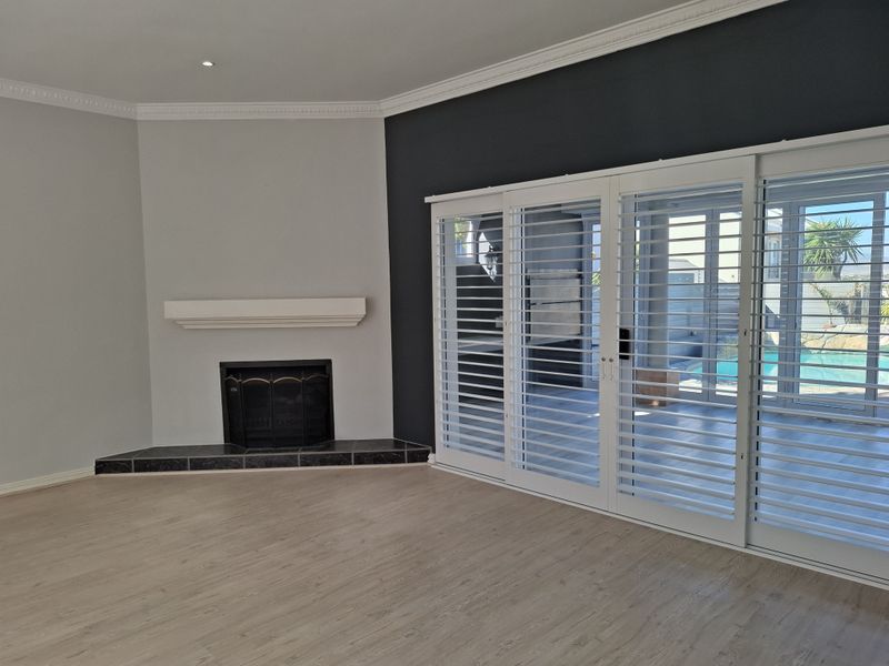 Elegant Four Bedroom Family Home in West Beach, Blouberg - Photo 4