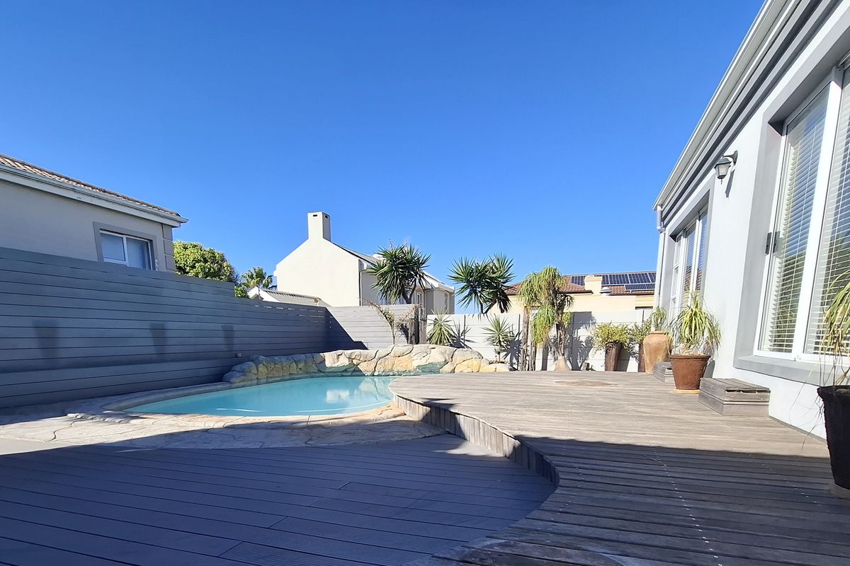 Elegant Four Bedroom Family Home in West Beach, Blouberg - Photo 2