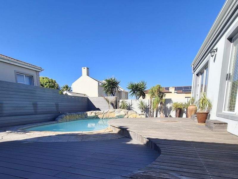 Elegant Four Bedroom Family Home in West Beach, Blouberg - Photo 2
