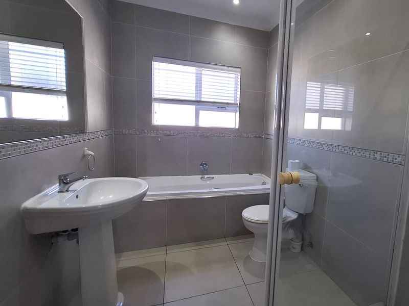 Elegant Four Bedroom Family Home in West Beach, Blouberg - Photo 10