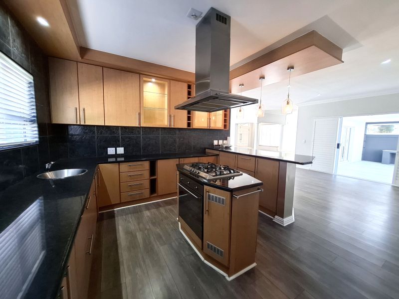 Elegant Four Bedroom Family Home in West Beach, Blouberg - Photo 9