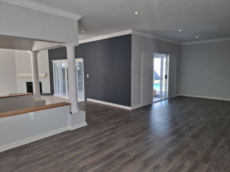 Elegant Four Bedroom Family Home in West Beach, Blouberg - Photo 5