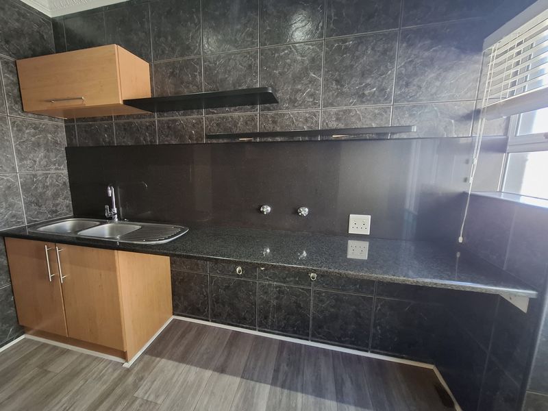 Elegant Four Bedroom Family Home in West Beach, Blouberg - Photo 8