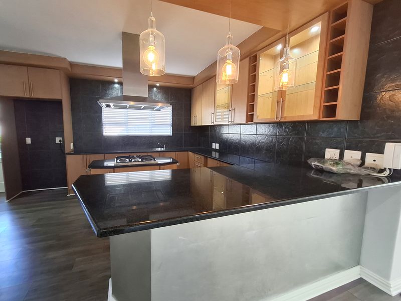 Elegant Four Bedroom Family Home in West Beach, Blouberg - Photo 7