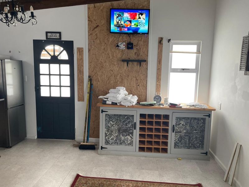 Stylish single-level living with cottage & sea views - Photo 3