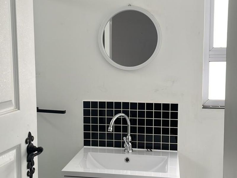 Stylish single-level living with cottage & sea views - Photo 8