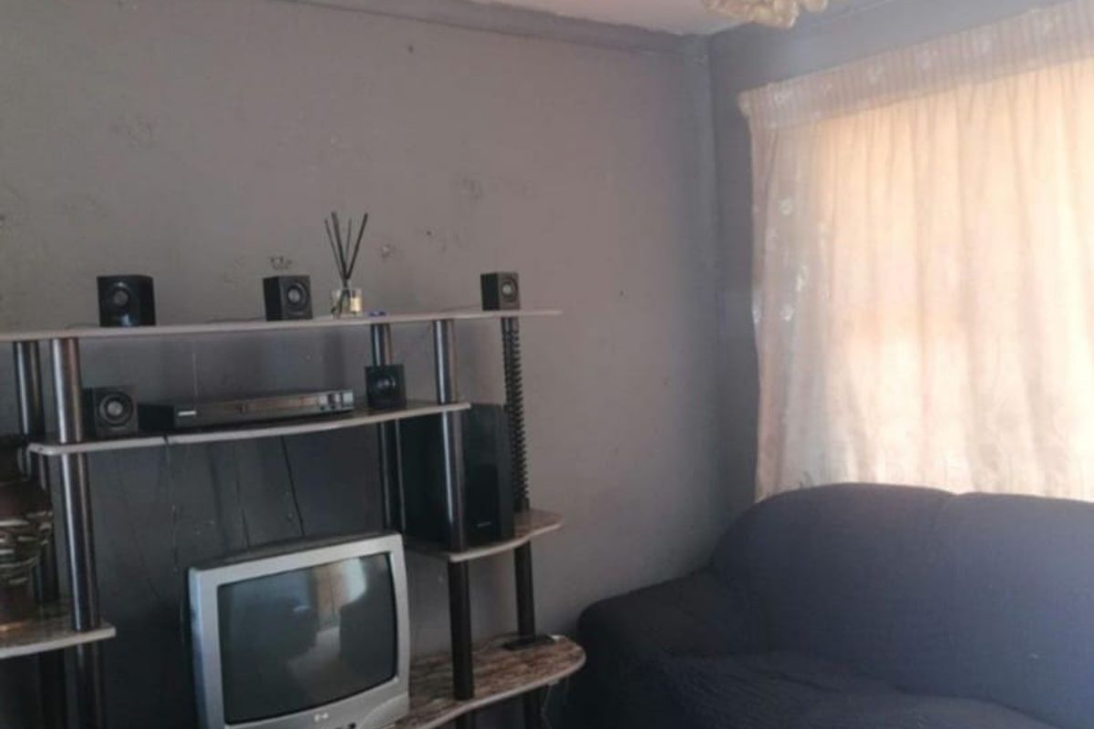 Affordable Fixer Upper with great potential. - Photo 4