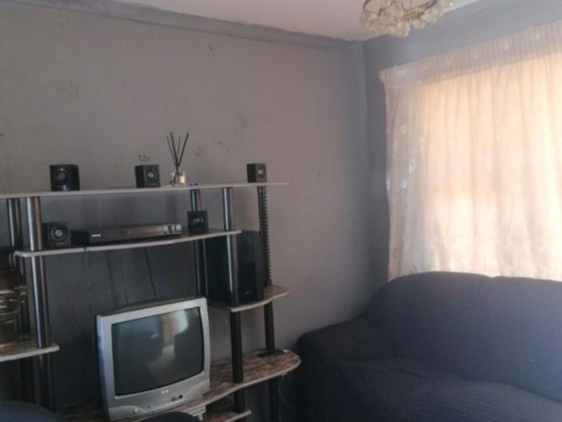 Affordable Fixer Upper with great potential. - Photo 4