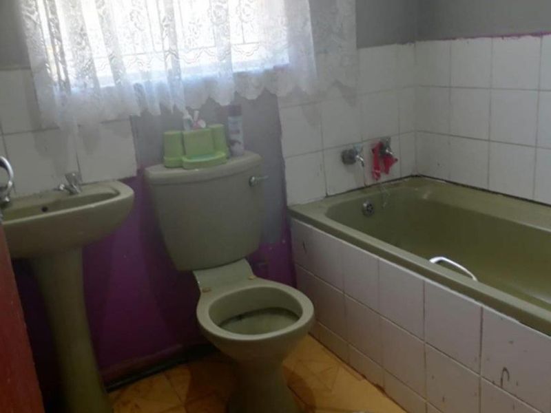 Affordable Fixer Upper with great potential. - Photo 10