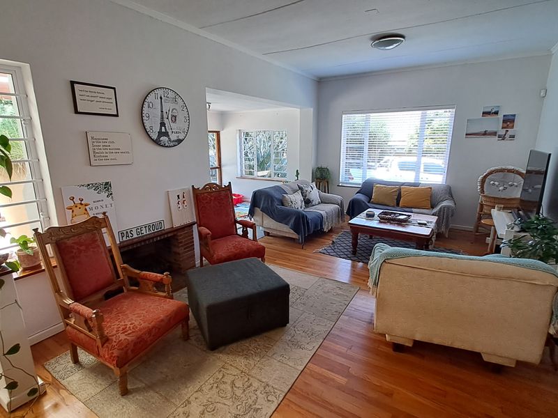 Spacious 4 Bedroom Family Home with Pool to Rent - Photo 4