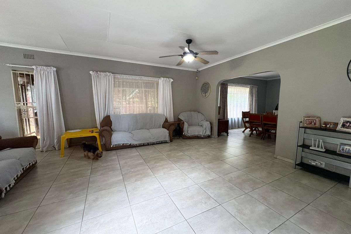 PRIME Mulbarton Living !!!4 Bedroom Family Home with Pool and Lapa - Photo 2