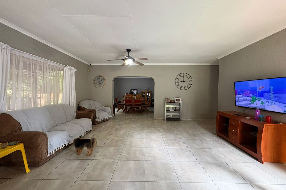 PRIME Mulbarton Living !!!4 Bedroom Family Home with Pool and Lapa - Photo 3