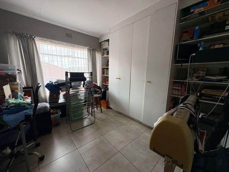 PRIME Mulbarton Living !!!4 Bedroom Family Home with Pool and Lapa - Photo 10