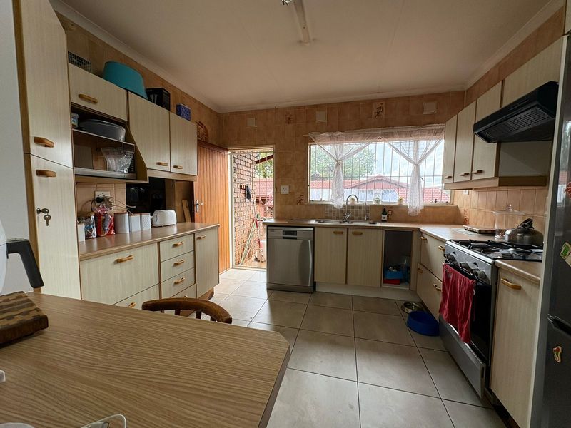 PRIME Mulbarton Living !!!4 Bedroom Family Home with Pool and Lapa - Photo 8