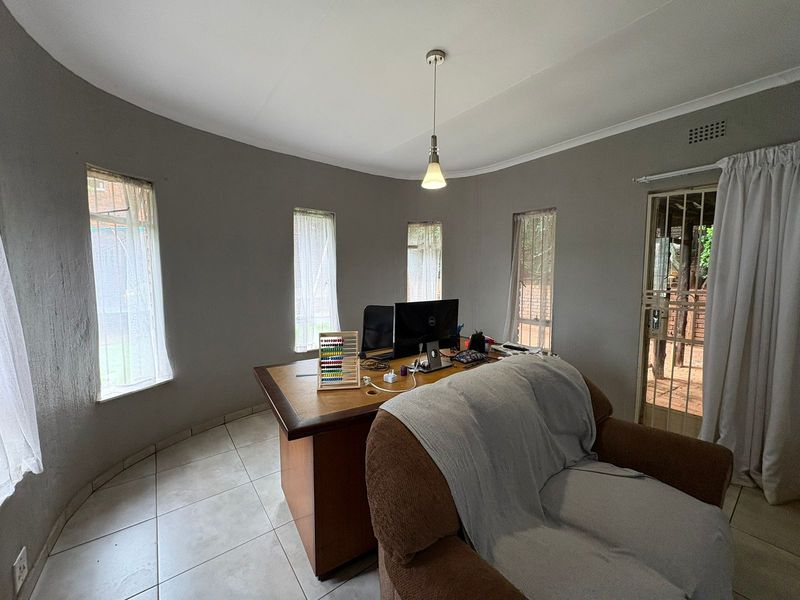 PRIME Mulbarton Living !!!4 Bedroom Family Home with Pool and Lapa - Photo 7