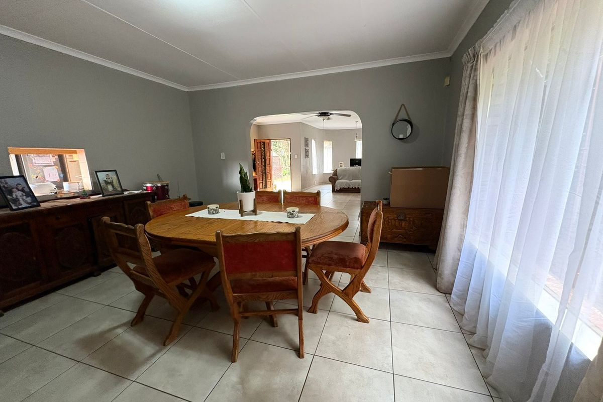 PRIME Mulbarton Living !!!4 Bedroom Family Home with Pool and Lapa - Photo 5