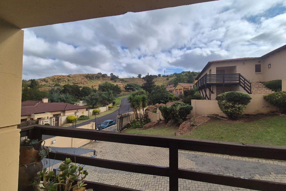 Spacious 3-Bedroom Townhouse with Triple Parking! - Photo 3