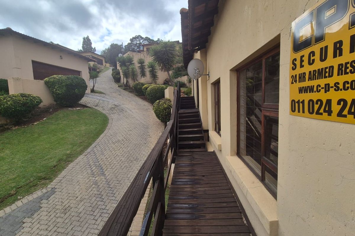 Spacious 3-Bedroom Townhouse with Triple Parking! - Photo 2