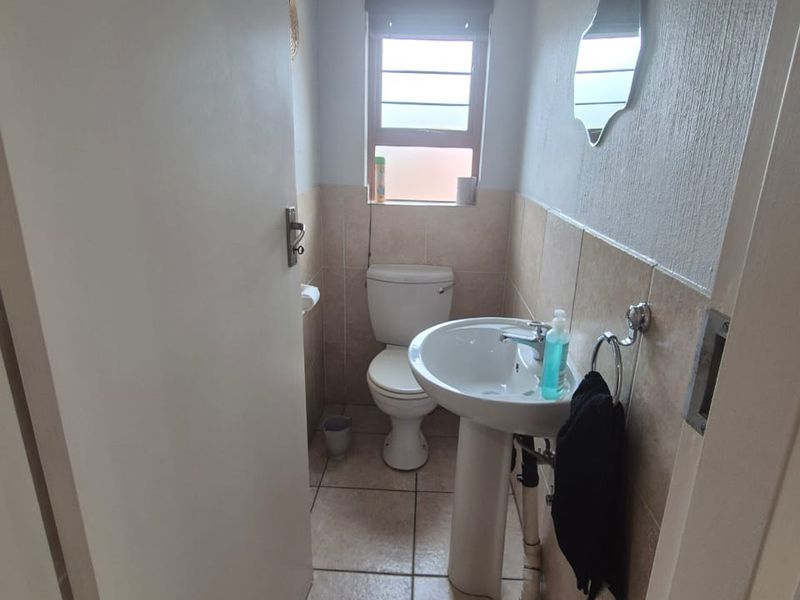 Spacious 3-Bedroom Townhouse with Triple Parking! - Photo 10