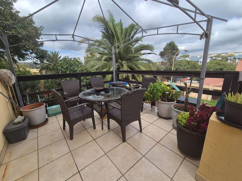 Spacious 3-Bedroom Townhouse with Triple Parking! - Photo 6