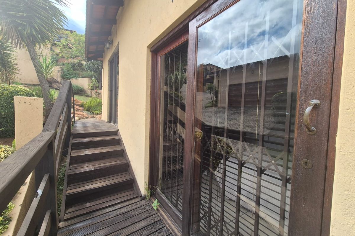 Spacious 3-Bedroom Townhouse with Triple Parking! - Photo 4