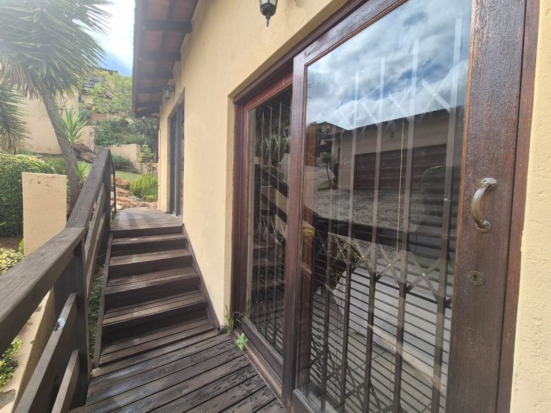 Spacious 3-Bedroom Townhouse with Triple Parking! - Photo 4