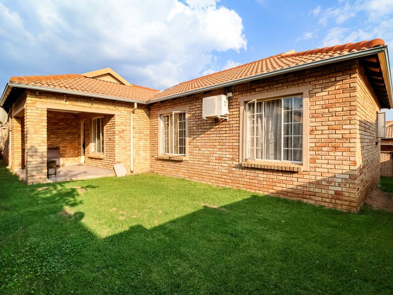 Bidding to start from R1 000 000!! Live Auction!! Spacious three-bedroom town house - Photo 3