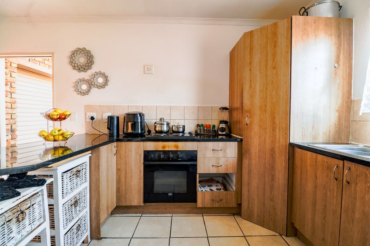 Bidding to start from R1 000 000!! Live Auction!! Spacious three-bedroom town house - Photo 5