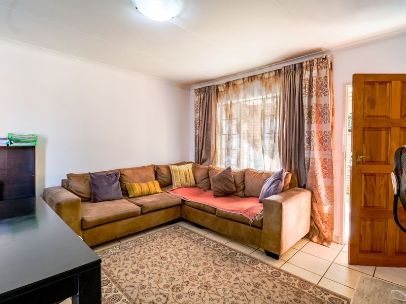 Bidding to start from R1 000 000!! Live Auction!! Spacious three-bedroom town house - Photo 8