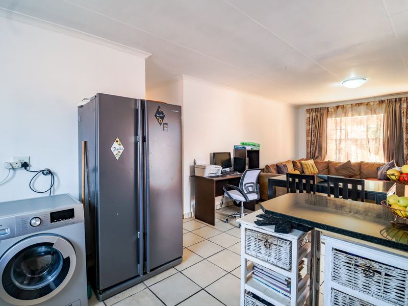 Bidding to start from R1 000 000!! Live Auction!! Spacious three-bedroom town house - Photo 6
