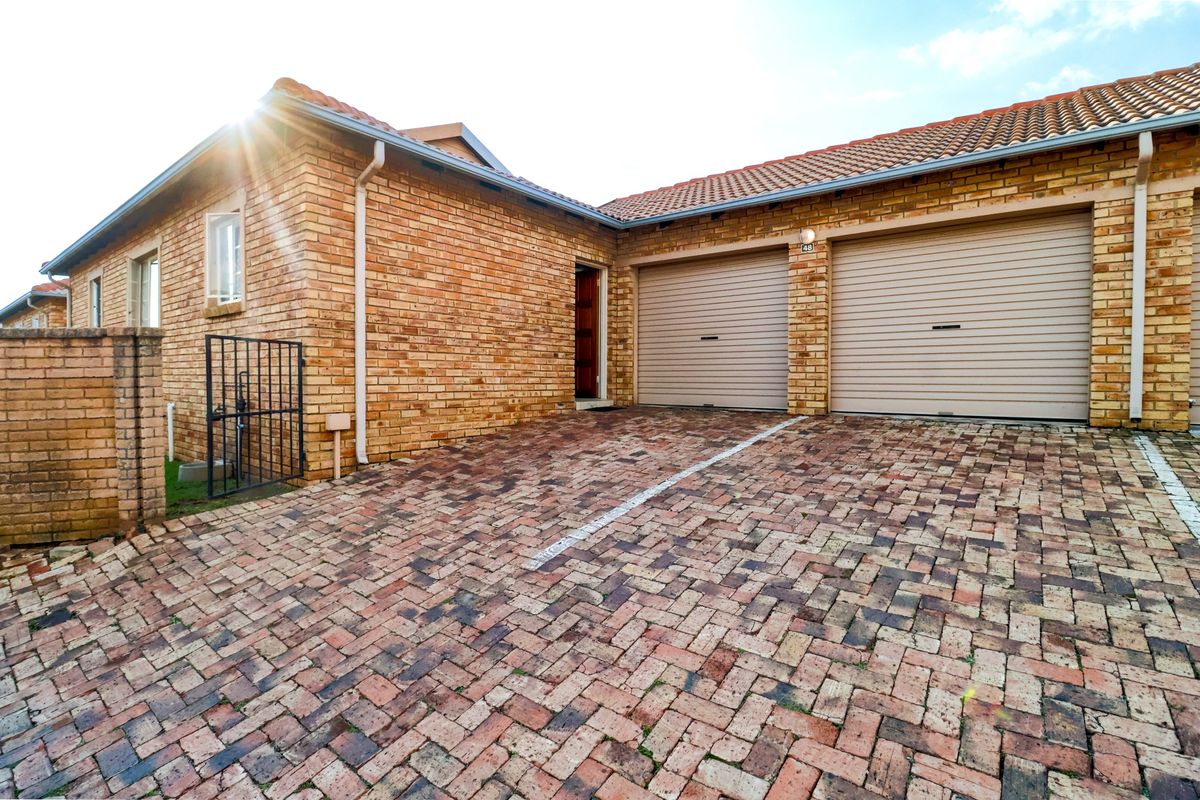 Bidding to start from R1 000 000!! Live Auction!! Spacious three-bedroom town house - Photo 2