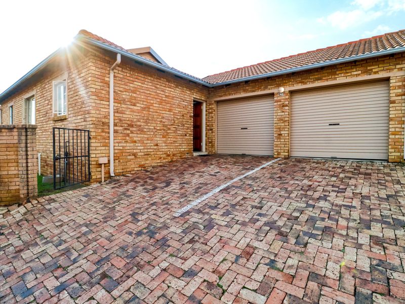 Bidding to start from R1 000 000!!! Live Auction!!! Spacious Three-bedroom Town-house - Photo 1