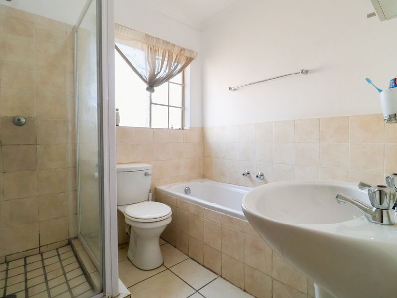 Bidding to start from R1 000 000!!! Live Auction!!! Spacious Three-bedroom Town-house - Photo 9