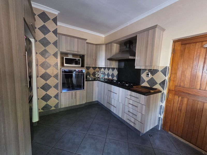 Modern Family Home  To Rent - Photo 8