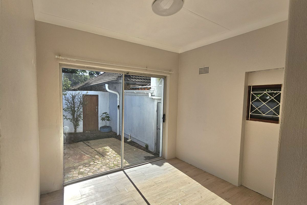 Nahoon - Secure, private and spacious Garden flat Available Immediately - Photo 4